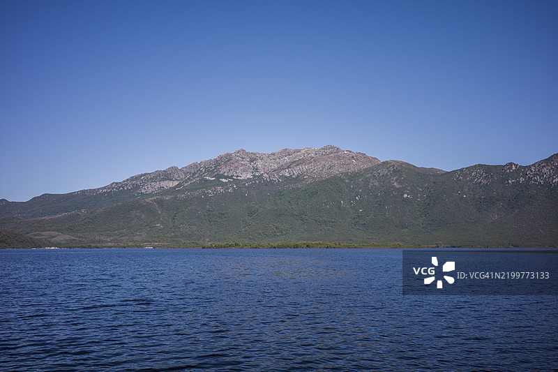 山峰、宁静的蓝色湖泊和天空的自然风光图片素材