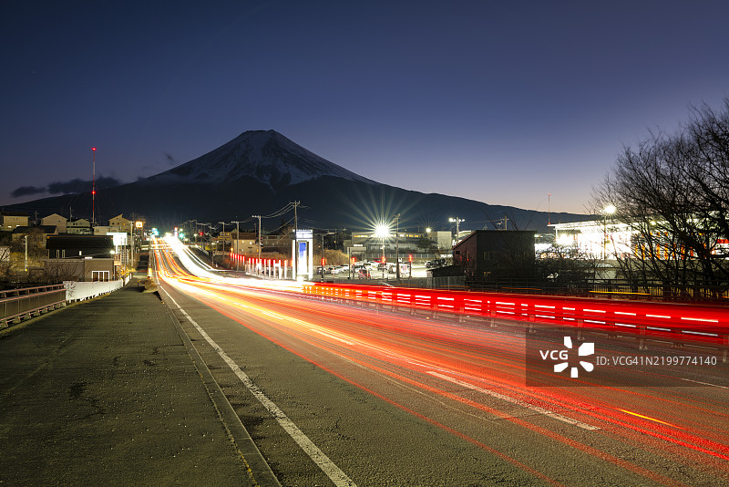 傍晚时分，富士山与公路上的光轨图片素材