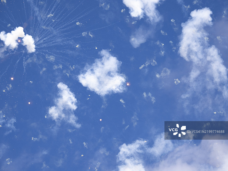 名为“mascleta”的烟火表演，烟花表演中天空中大规模的火箭和鞭炮爆炸。图片素材