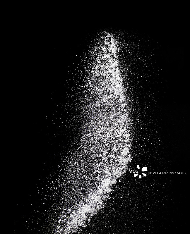 移动的盐粒云落入厨房。图片素材