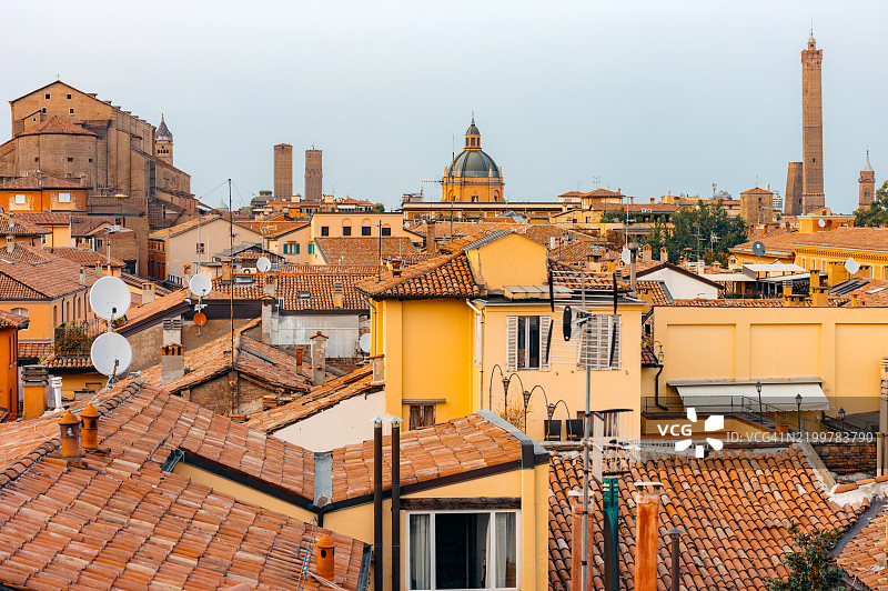 博洛尼亚的屋顶，红色陶瓦，城市景观。图片素材