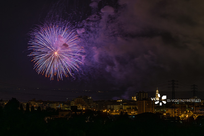在费斯塔·马约期间，烟花在维拉弗兰卡·德尔·佩内德斯上空绽放。图片素材