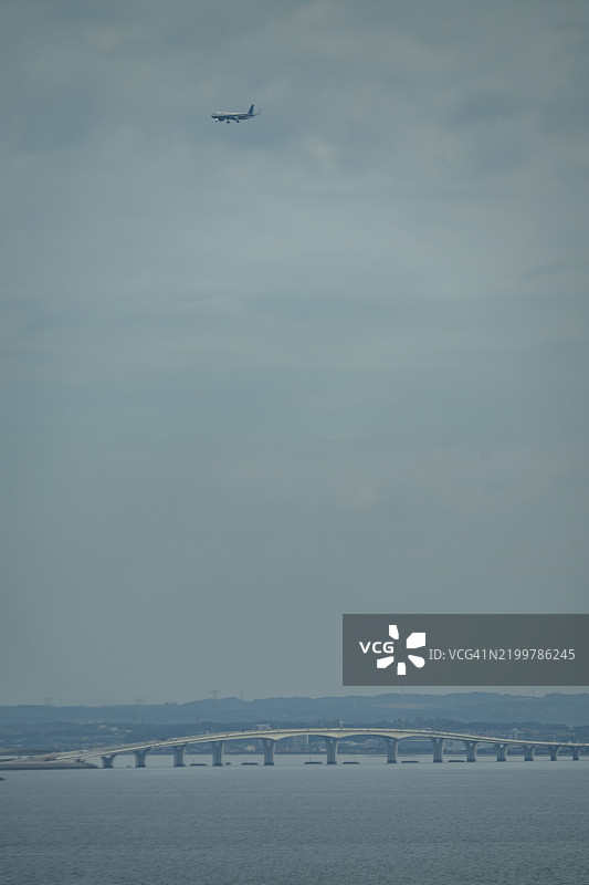 日本千叶上空飞过的飞机图片素材