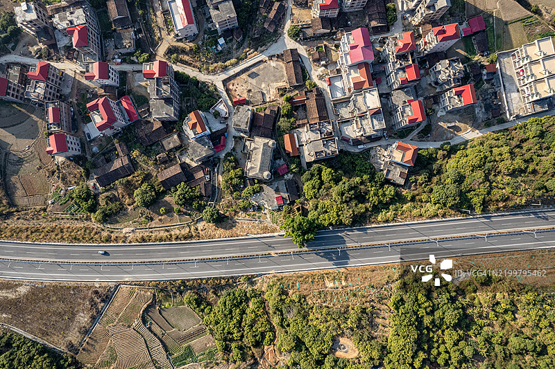 一条穿过村庄和山脉的道路图片素材