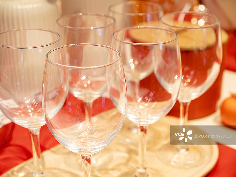酒杯与节日氛围，年终聚会的完美搭配图片素材