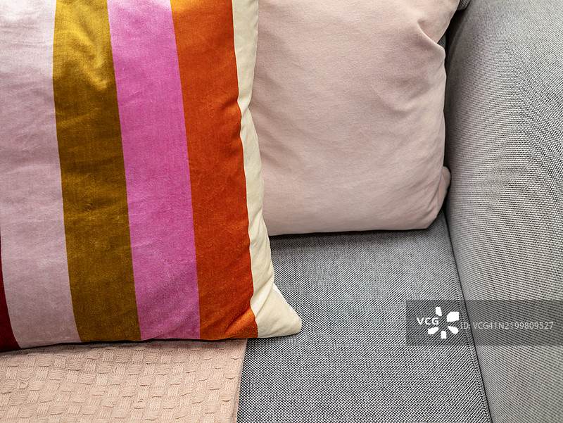 色彩斑斓的条纹抱枕温馨的客厅装饰图片素材