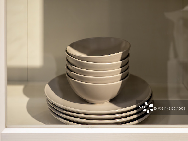 米色餐具套装：经典与简约的结合图片素材