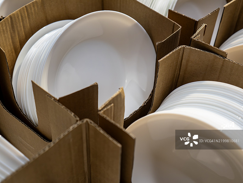 白色陶瓷碗包装完毕，准备上架图片素材