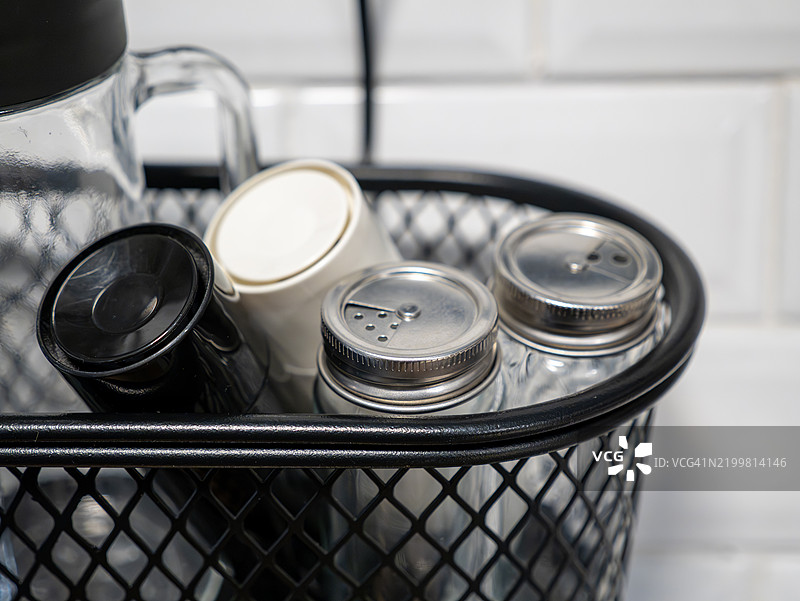 厨房储物篮，香料罐和工具的有序排列图片素材