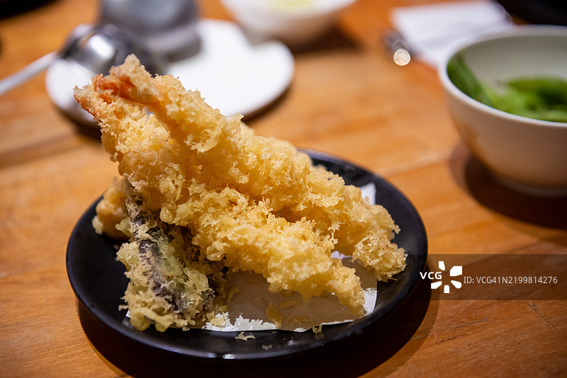 盘子上的一对日本虾天妇罗特写图片素材