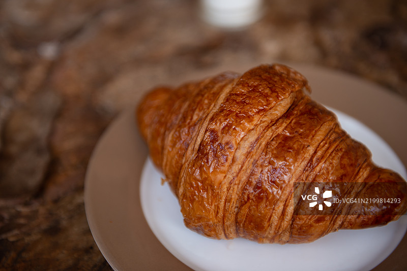 特写的普通酥脆可颂面包图片素材