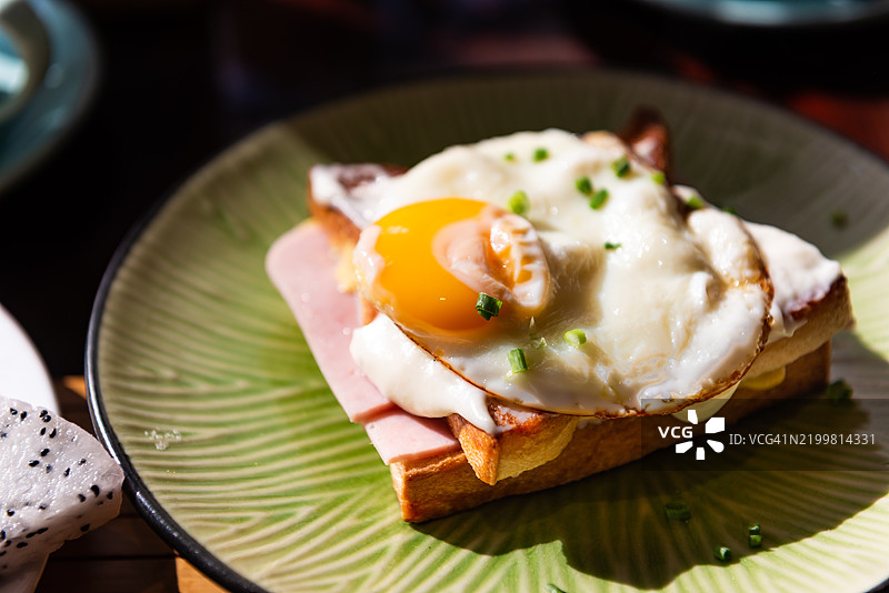 一盘包含鸡蛋和吐司的克罗克·玛丹早餐菜肴图片素材
