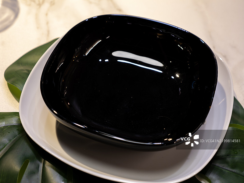 黑色方形碗，现代餐具中的极简美学图片素材