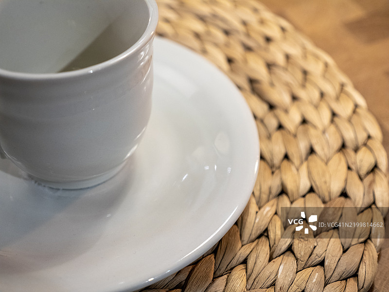 咖啡杯与编织餐垫：质感与温暖的融合图片素材
