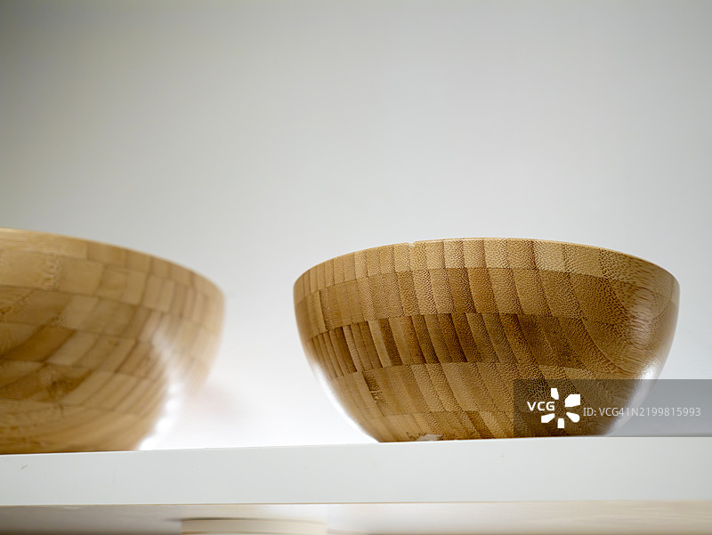 木质碗：现代厨房中的自然风格图片素材