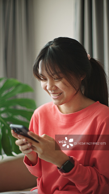 青少年女孩使用智能手机。图片素材