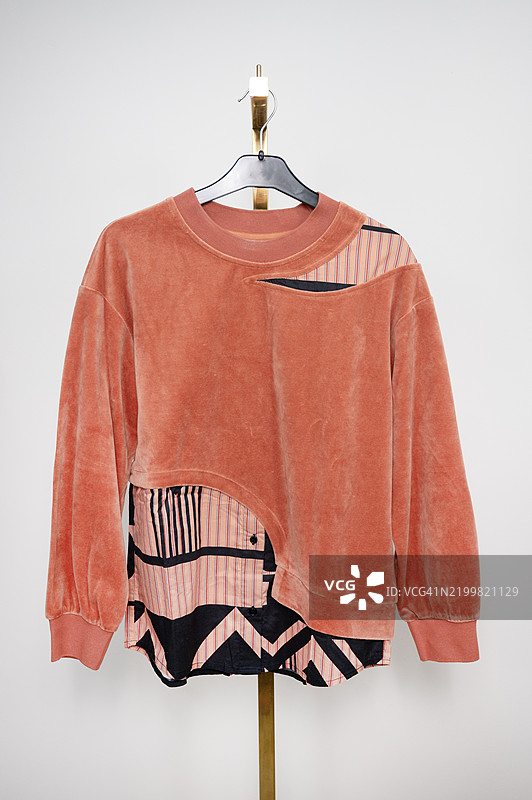 一件中间有洞的红黑条纹毛衣图片素材