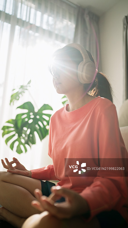 青少年在冥想。图片素材