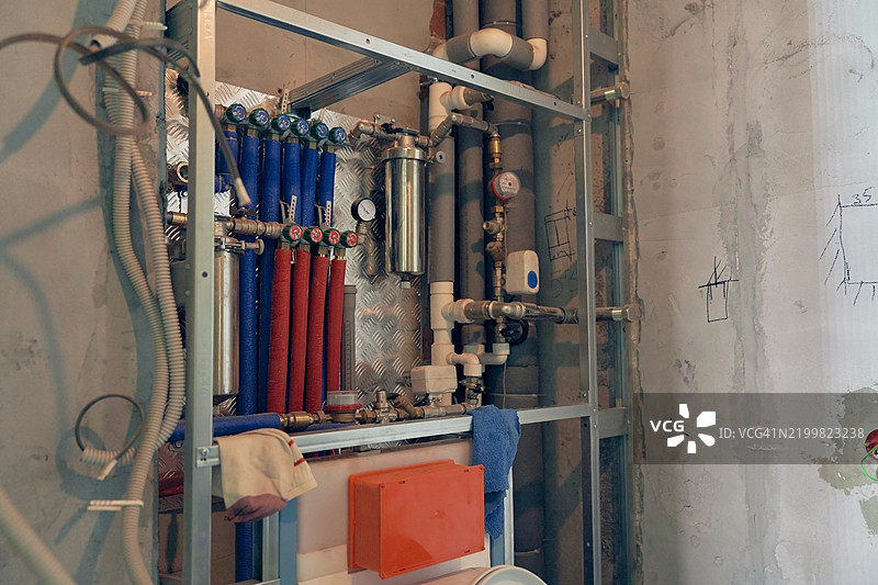 公寓装修期间的水分配收集器。图片素材
