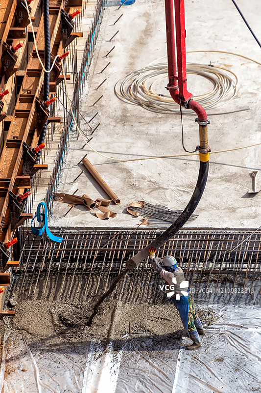 在建筑工地浇筑混凝土图片素材
