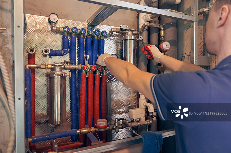 水管工在家中安装污水水过滤器。图片素材