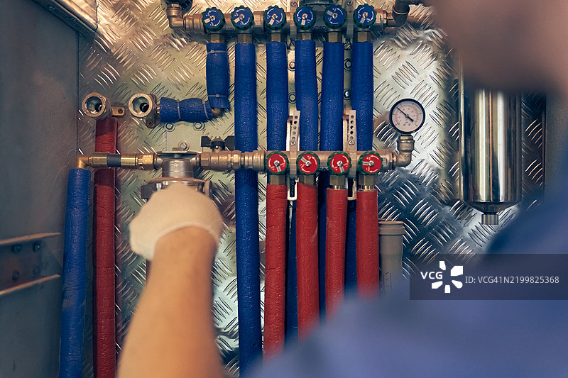 水管工在公寓装修期间安装集水分配器。图片素材