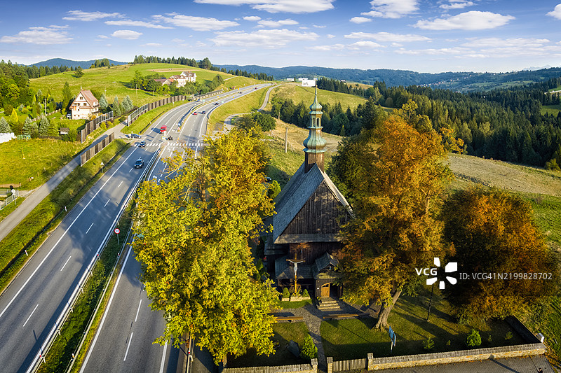波兰的假期 - 位于S7高速公路旁的查博夫卡地区圣十字教堂图片素材