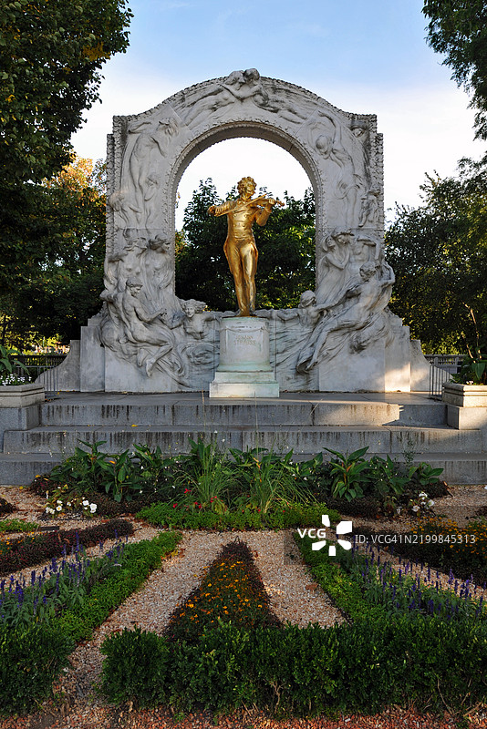 维也纳城市公园的约翰·施特劳斯二世雕像图片素材