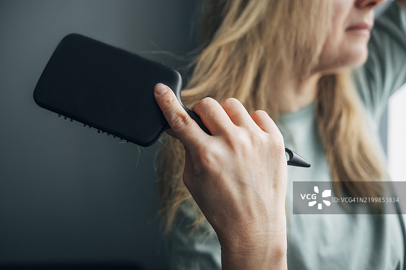 女人梳理头发图片素材