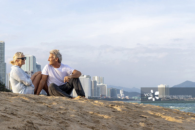 成熟夫妇在城市海滩放松图片素材