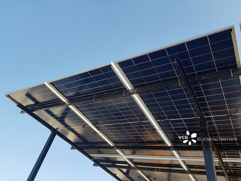 太阳能电池板相互连接并安装在住宅的屋顶上。图片素材
