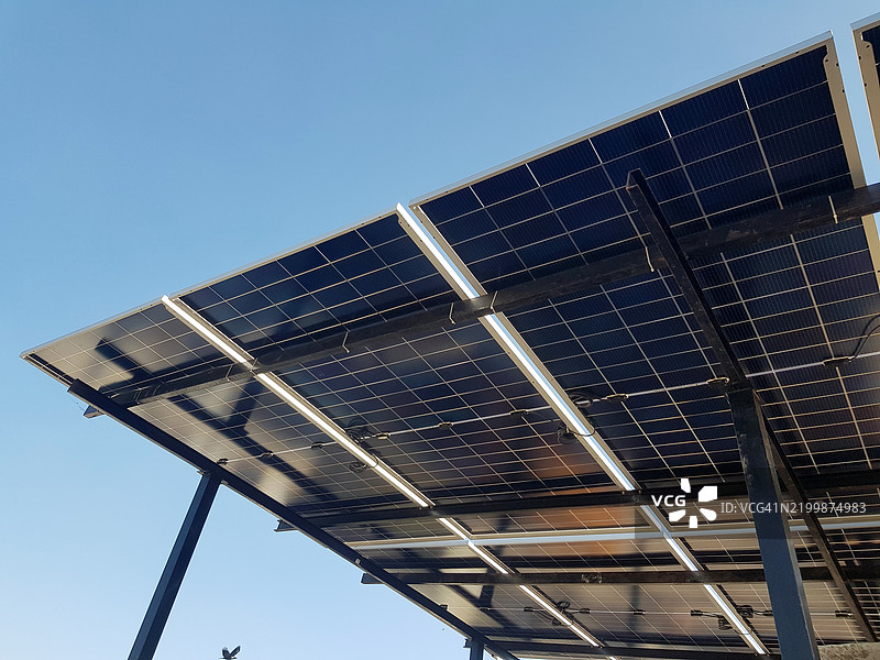 太阳能电池板相互连接并安装在住宅的屋顶上。图片素材