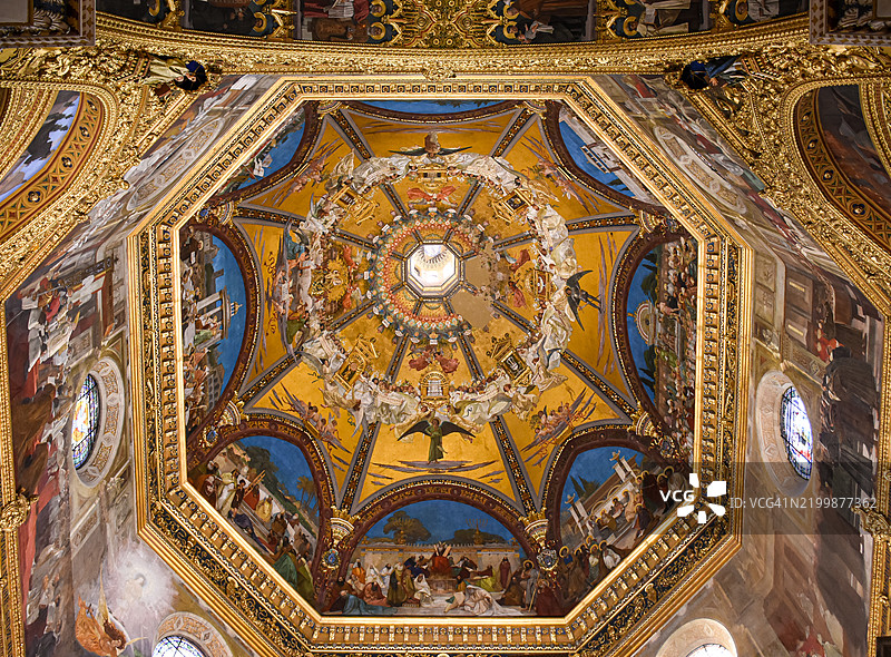 意大利马尔凯大区洛雷托的“圣家大教堂”穹顶图片素材