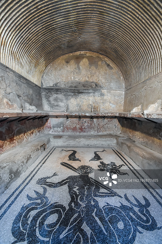 赫库兰尼姆/埃尔科拉诺的罗马马赛克，描绘鱼和神话人物 - 意大利坎帕尼亚，庞贝图片素材