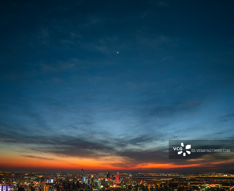 现代城市的日落鸟瞰图，天空美丽。图片素材