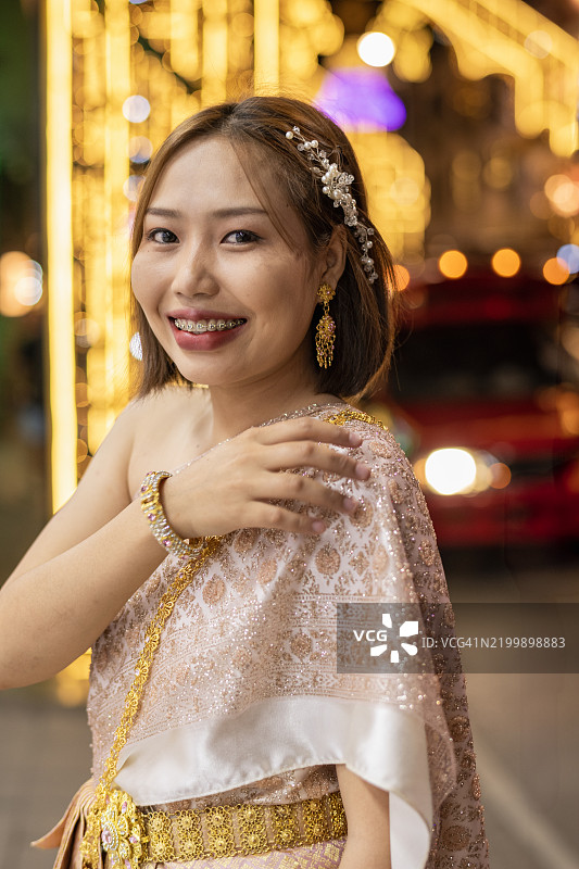 身穿传统泰国服饰的年轻女性图片素材