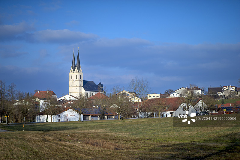 远处的德国村庄，教堂尖塔与农田相映成趣图片素材