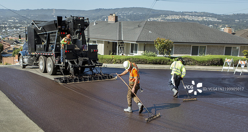 施工维护队伍正在更换街道表面的沥青材料图片素材