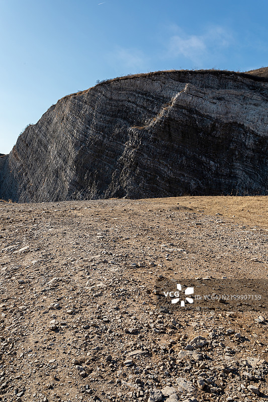 废弃的矿山与荒凉的背景和道路，北京，中国。图片素材