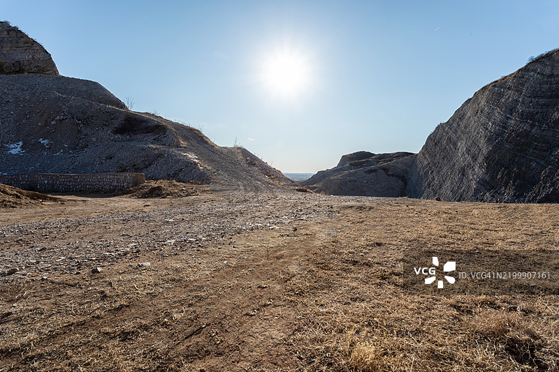 废弃的矿井与荒凉的背景和道路，北京，中国。图片素材
