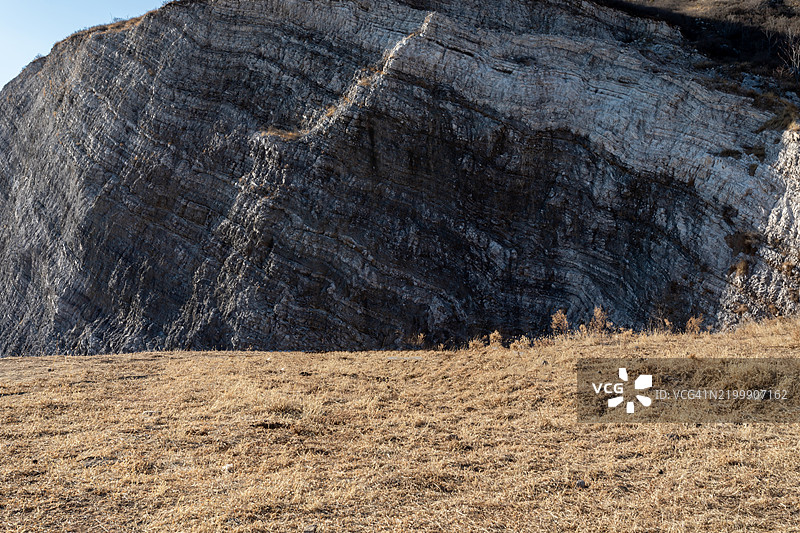 废弃的矿山与荒凉的背景和道路，北京，中国。图片素材