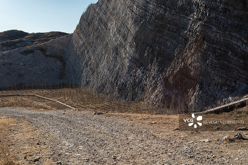 废弃的矿山与荒凉的背景和道路，北京，中国。图片素材