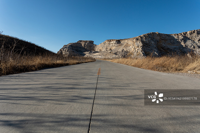 废弃的矿山与荒凉的背景和道路，北京，中国。图片素材