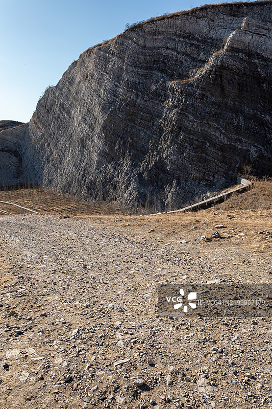 废弃的矿山与荒凉的背景和道路，北京，中国。图片素材