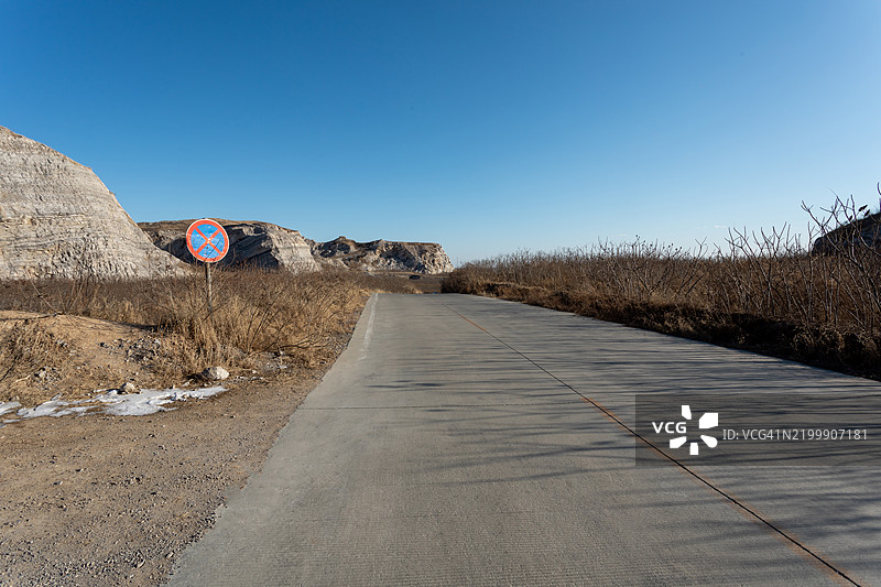 废弃的矿山与荒凉的背景和道路，北京，中国。图片素材