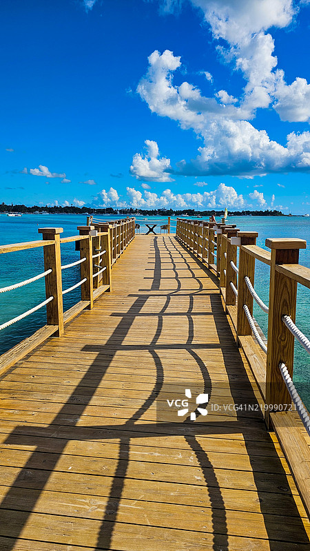 海边的宁静：加勒比海码头上的宁静小径图片素材