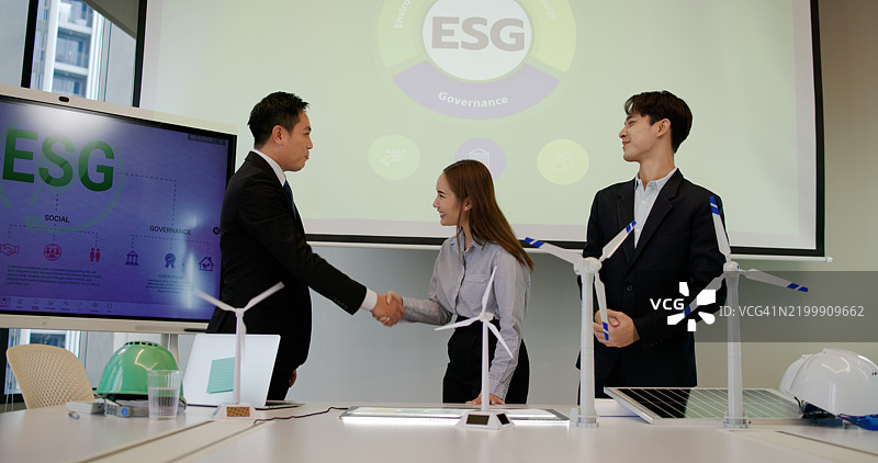 工程团队在工厂办公室进行头脑风暴会议。关于ESG项目规划、太阳能电池板、风力发电和环保可持续能源效率的演示。工业业务图片素材