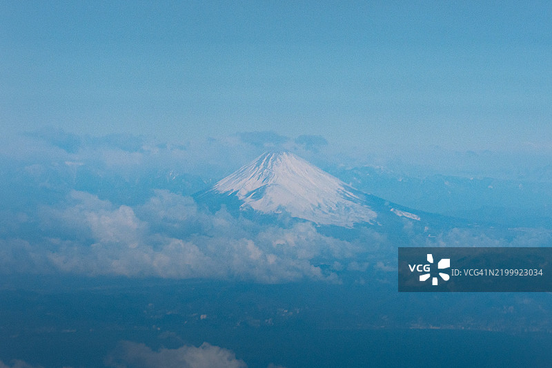 从飞机上俯瞰日本山梨县的富士山航拍图图片素材