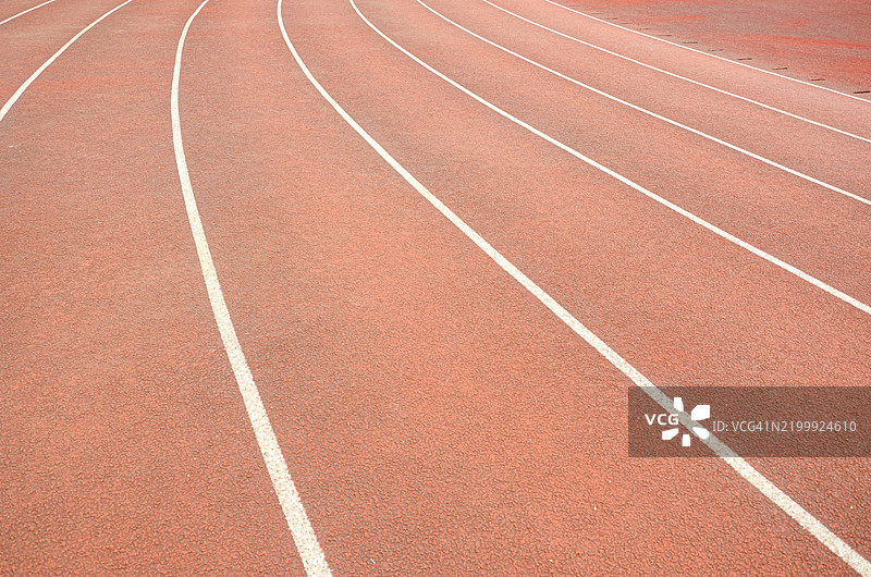 学校操场上的田径跑道。图片素材