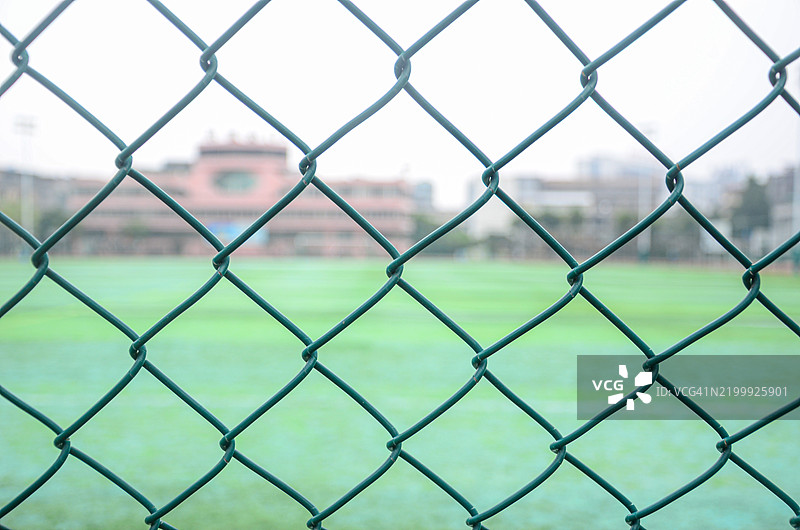 足球场围栏。足球场周围的铁丝围栏或金属网，广东省江门市，中国。图片素材